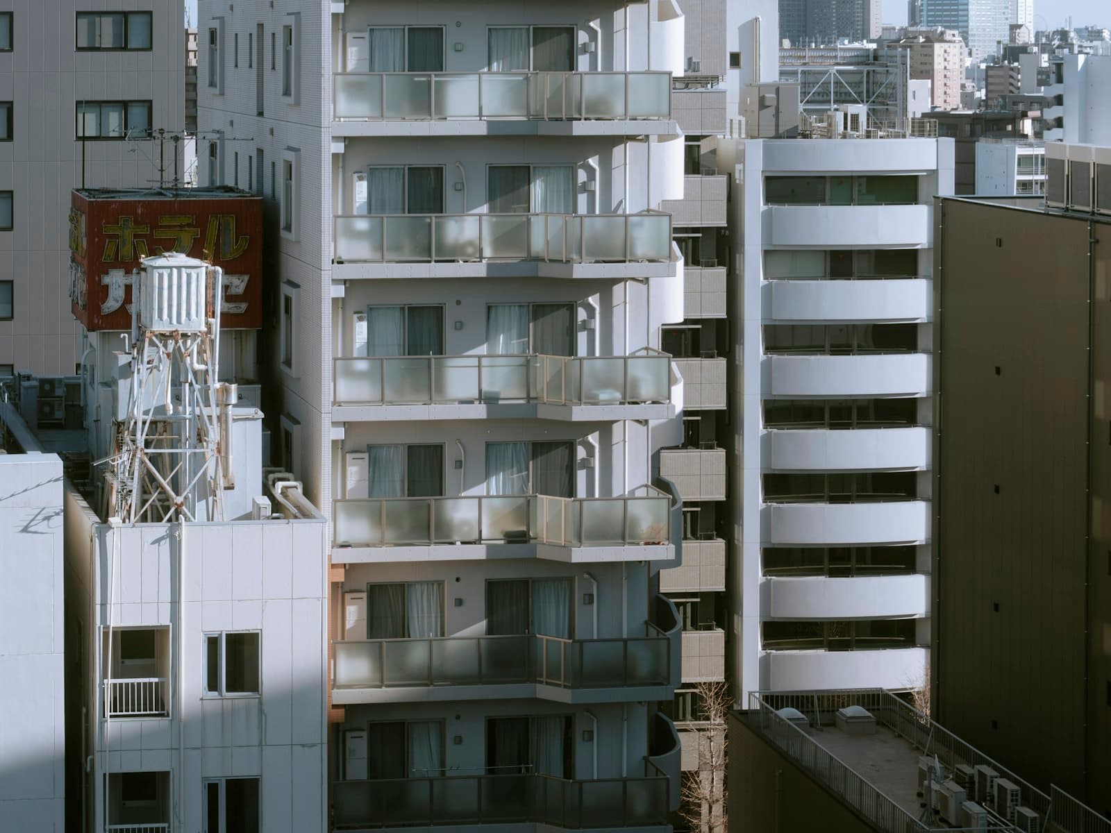 都心の中層賃貸マンションの外観（イメージ）