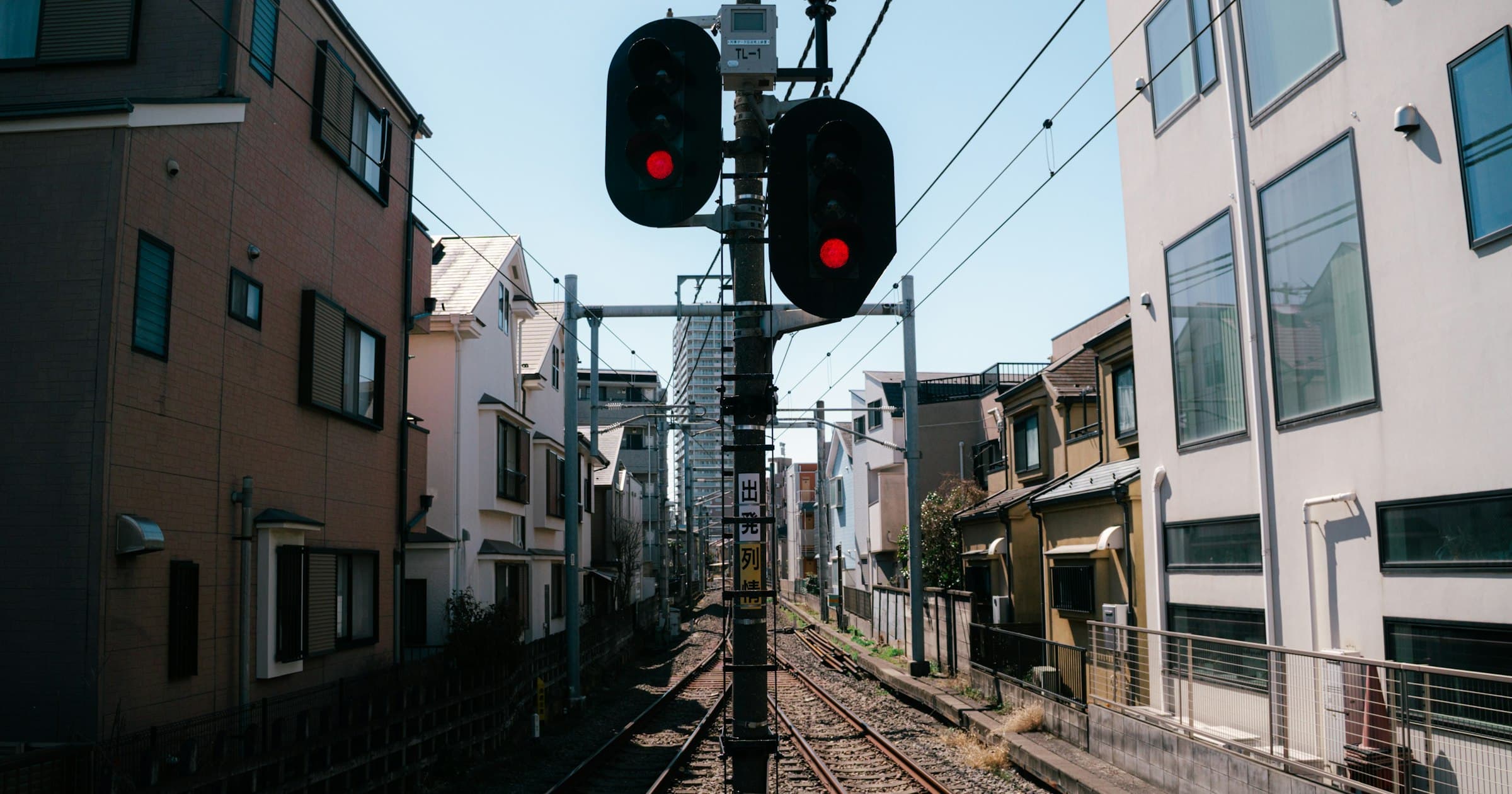 線路沿いに低層住宅が並ぶ東京の住宅街(イメージ)