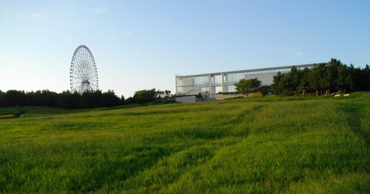 葛西臨海公園の観覧車と芝生