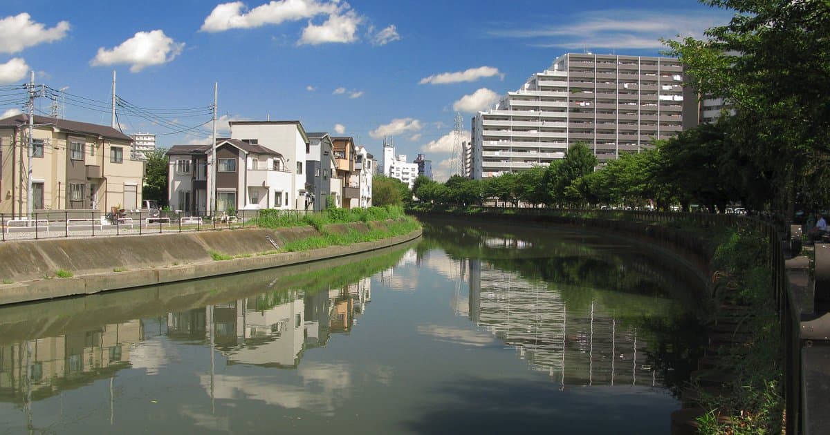 足立区の毛長川と住宅街