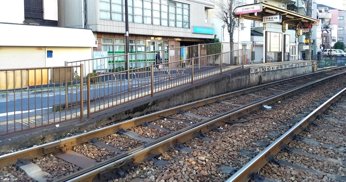 都電荒川線の線路と沿線の街並み