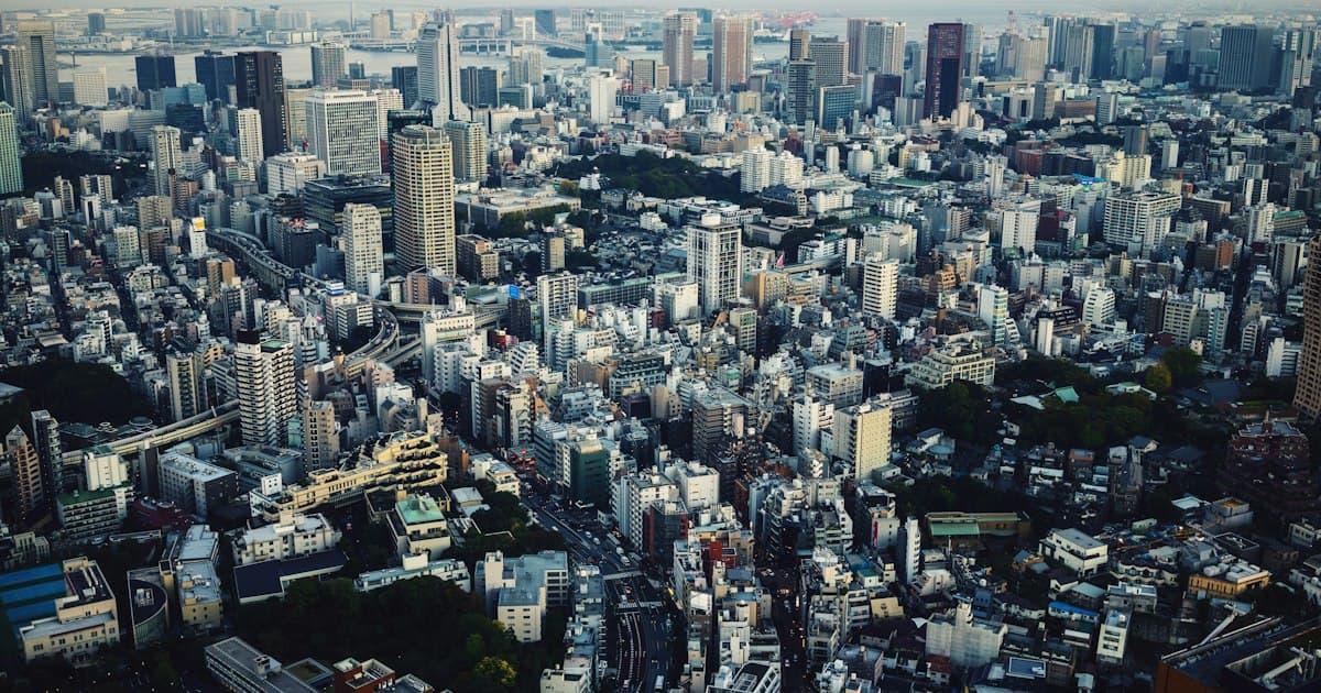 上空から見た中高層の建物が密集する都市の街並み