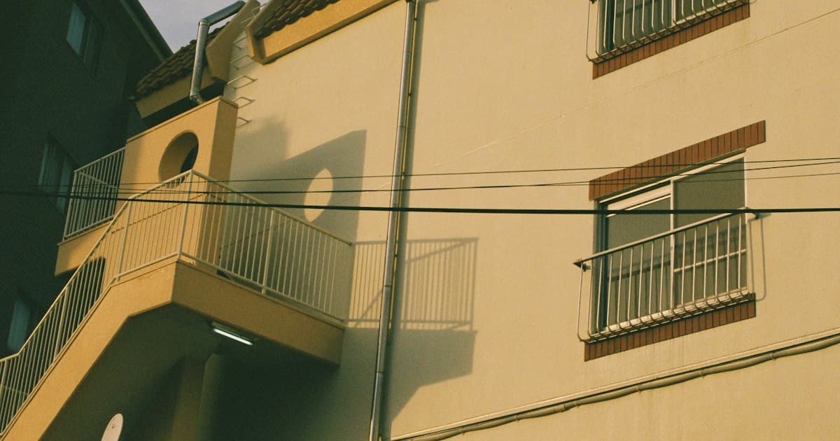 バルコニーのある集合住宅の外観(イメージ)