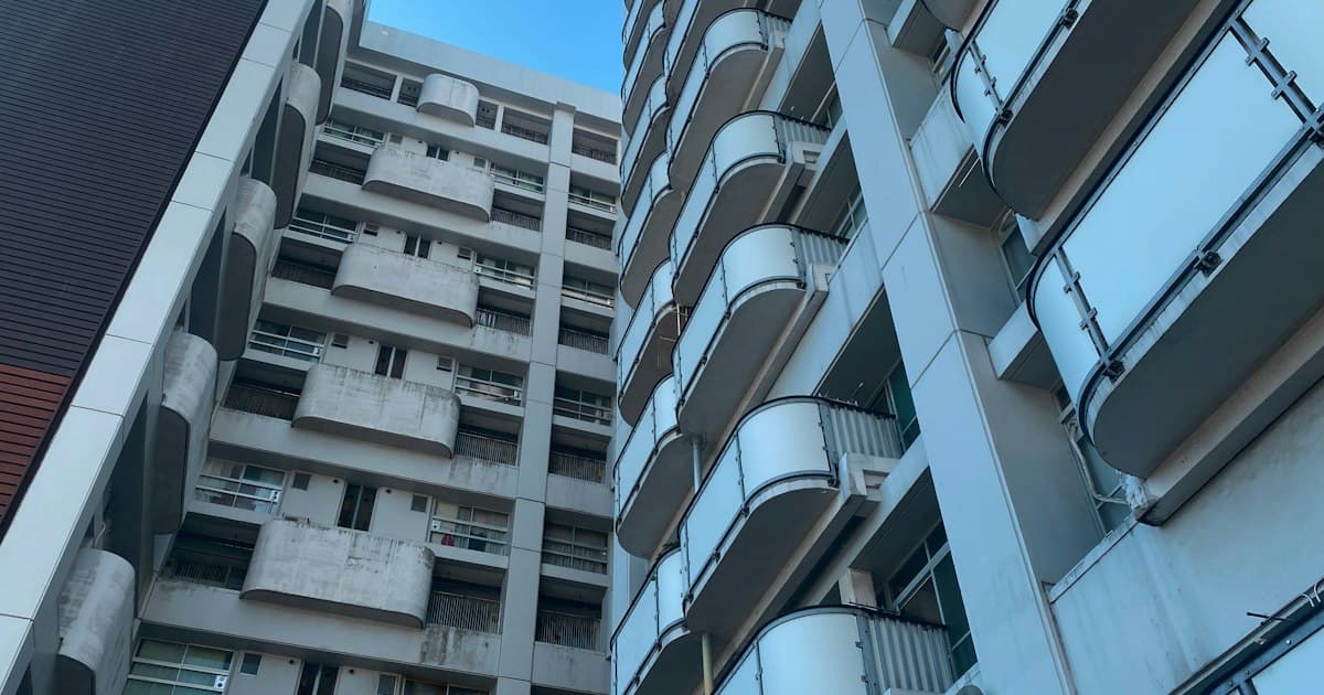バルコニーが並ぶ集合住宅の外観(イメージ)