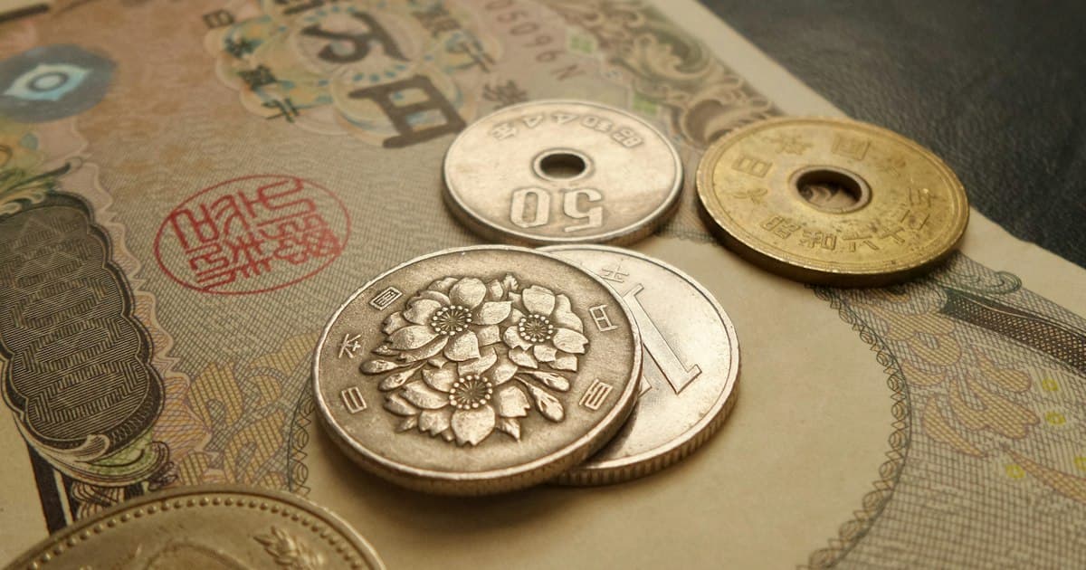 テーブルの上に積まれた硬貨(イメージ)