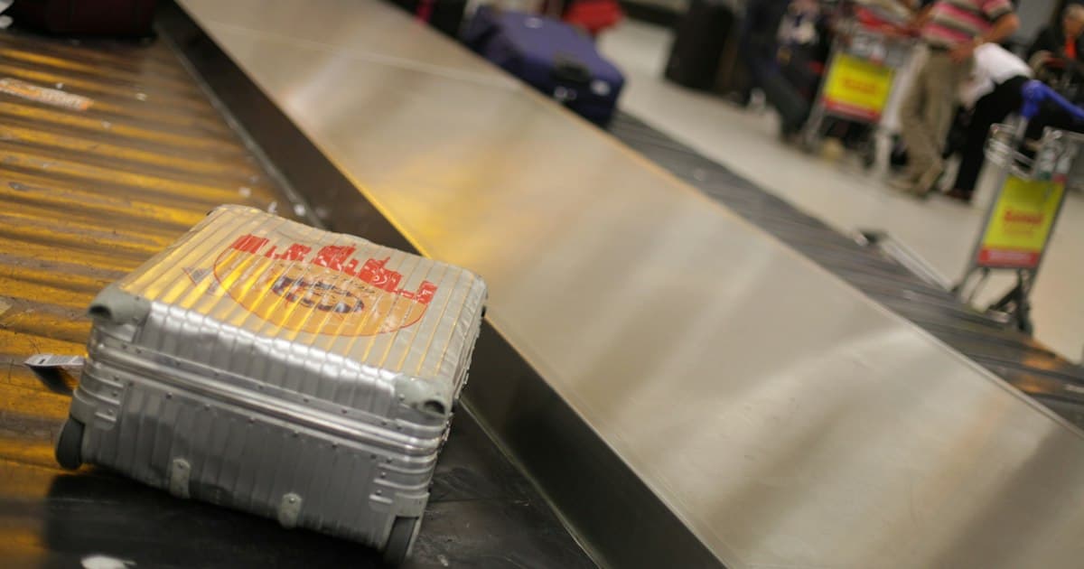 空港に置かれたスーツケース