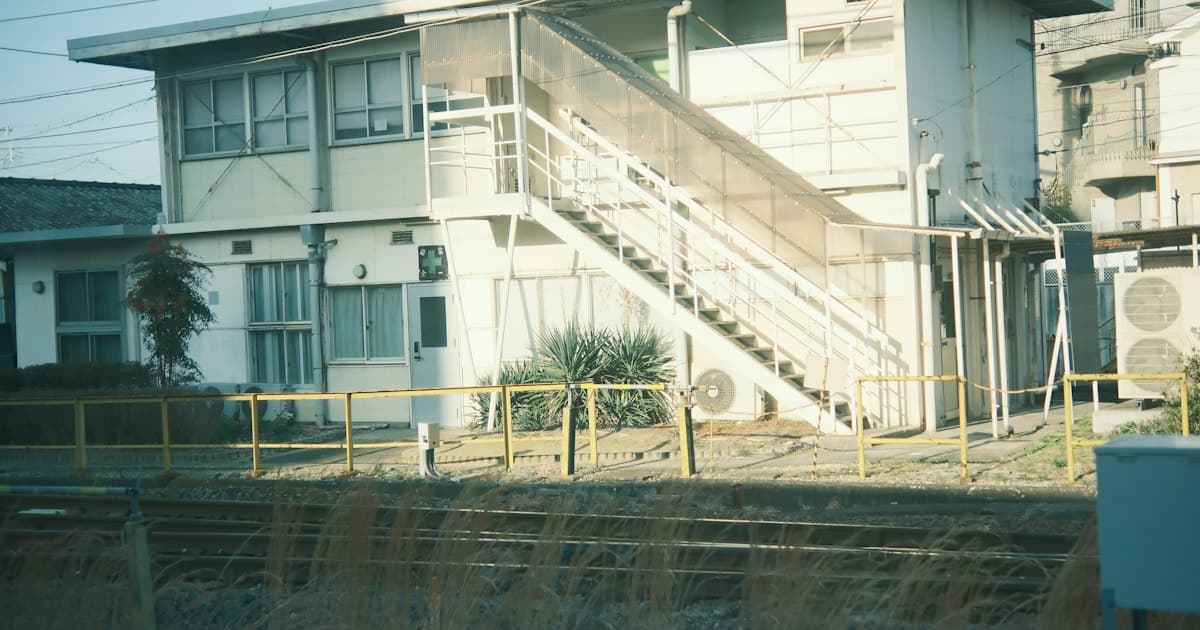 外階段のある2階建ての集合住宅(イメージ)